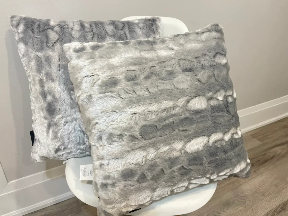 【New】Tahari Home Fur Pillow thumbnail
