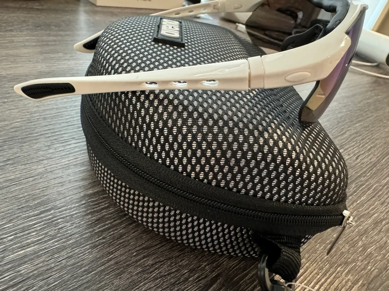 Arena outdoor sunglasses image indicator(3)