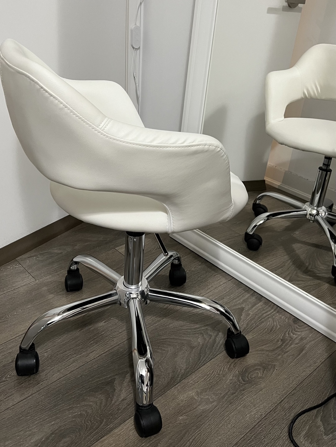 White Swivel Office Chair - photo 4