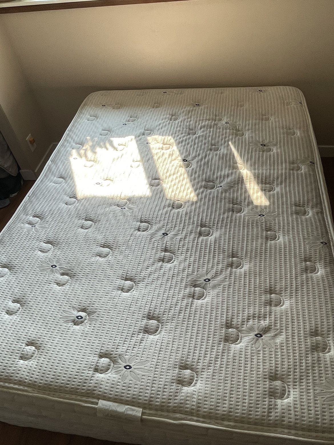 Queen Mattress and Boxspring Set - photo 3
