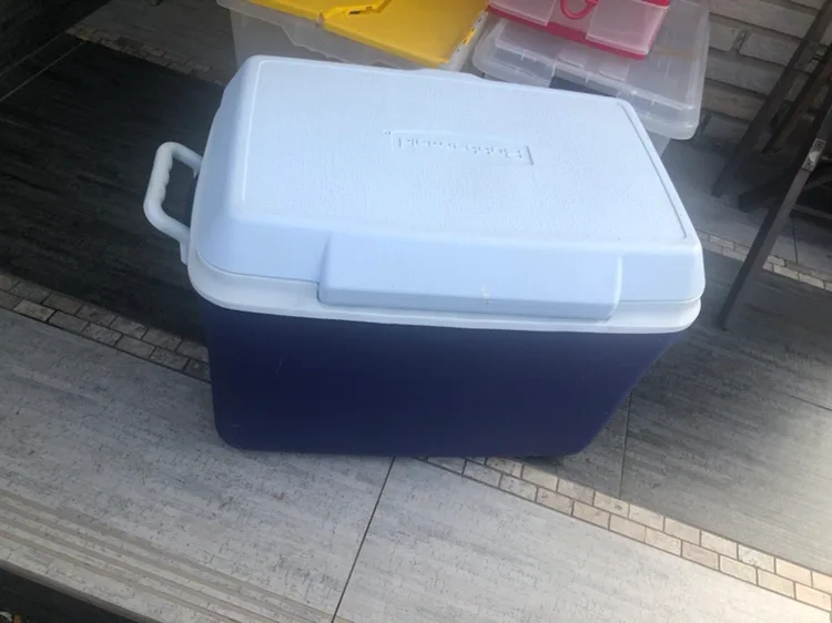 Large Igloo Cooler and 3 storage containers image indicator(3)