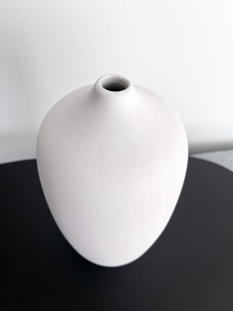 White ceramic vase - photo 2