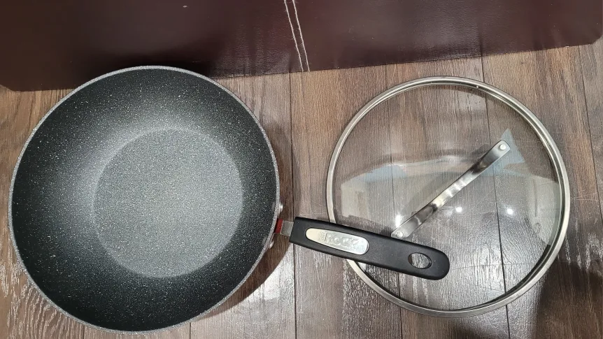 Gently used Starfrit The Rock -Fry Pan with glass lid. image indicator(3)