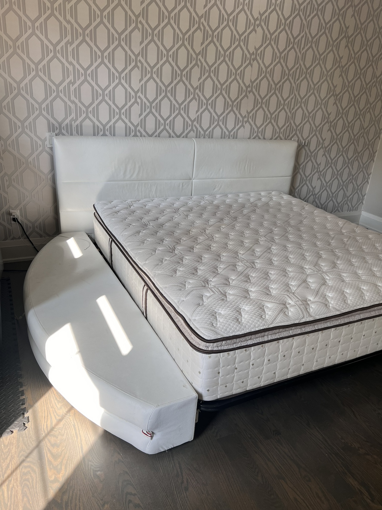 White leather Round King Bed Frame - photo 4