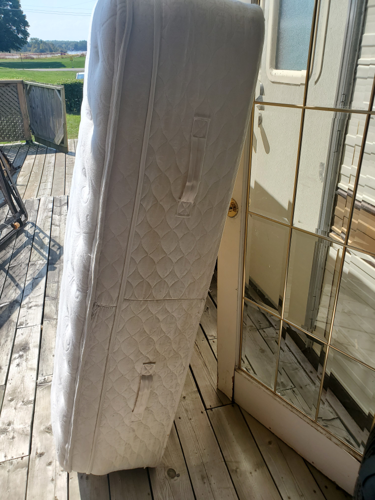 Queen Size Mattress + box spring + metal bed frame - photo 2