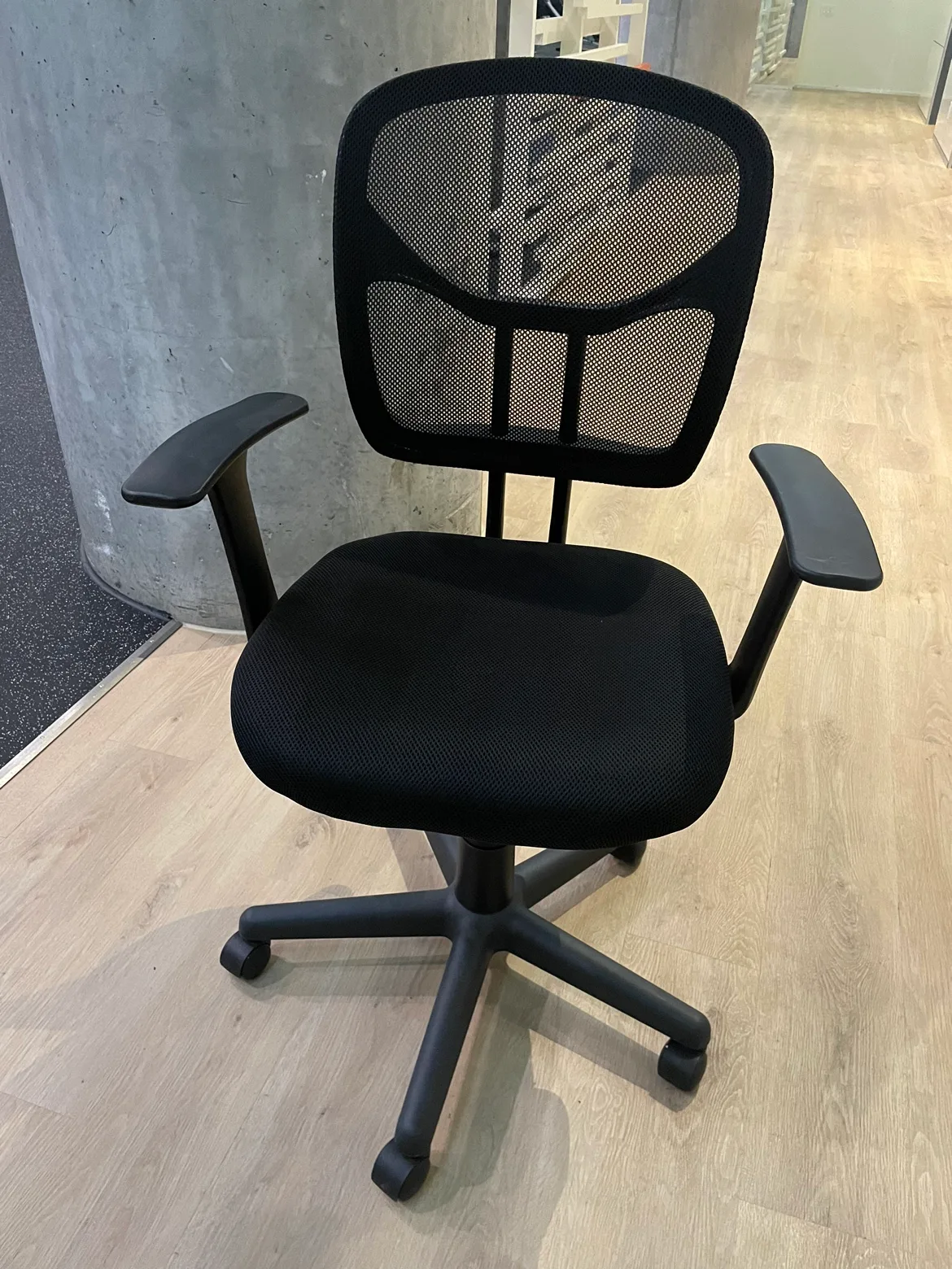 Almost new Amazon Basics Office Chair (original price 176$) thumbnail