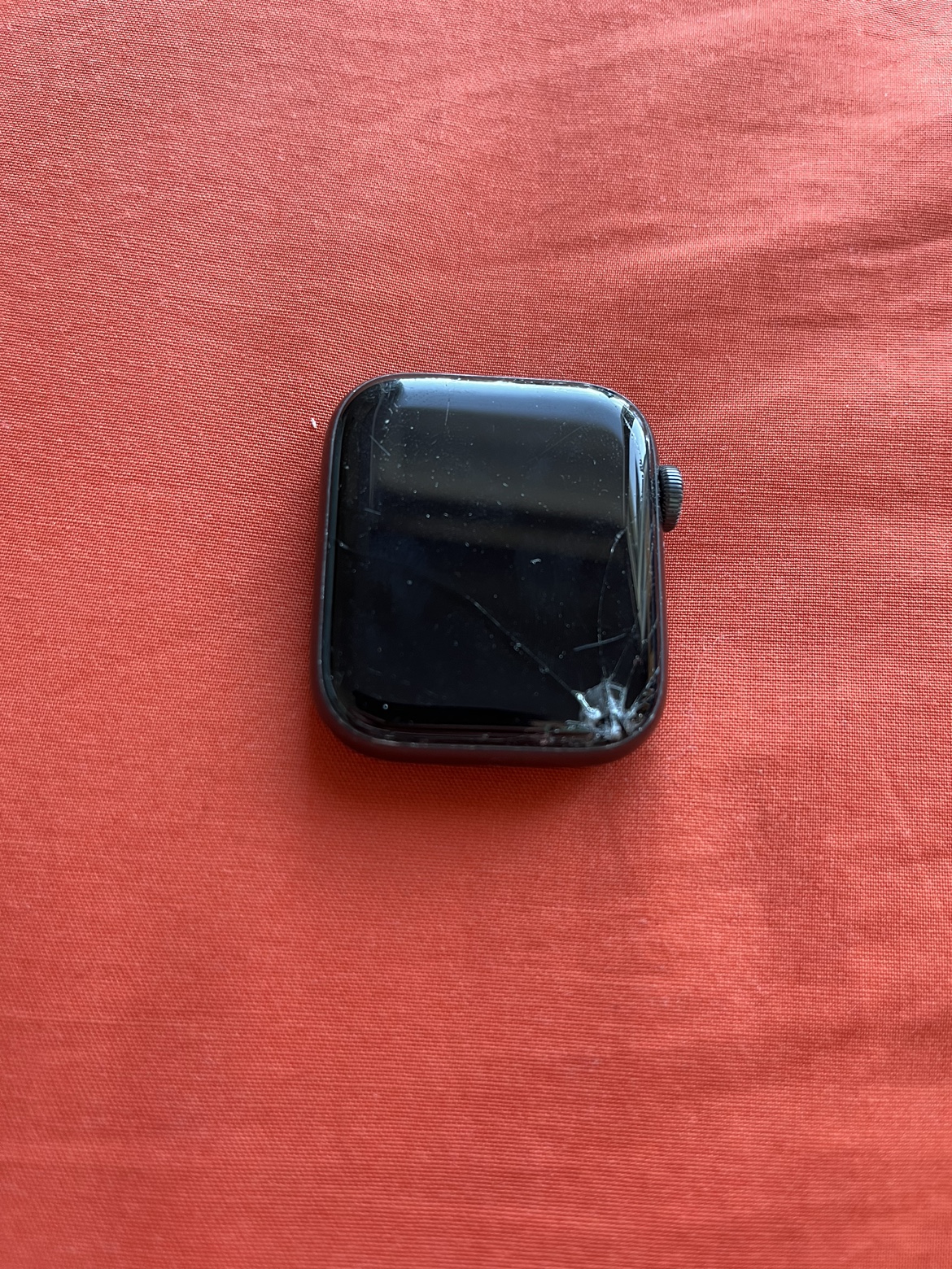 Cracked Apple Watch Series SE - photo 4