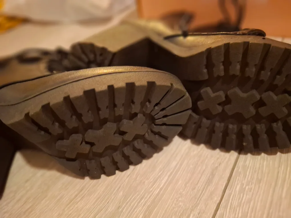 Black heeled ankle boots image indicator(5)