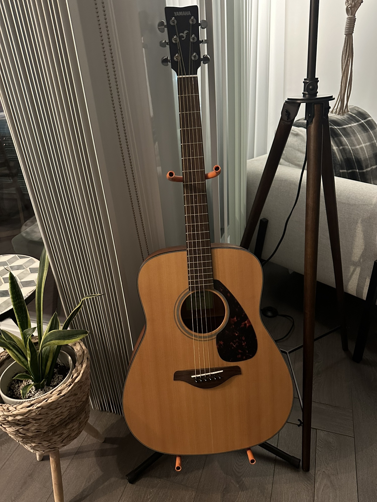 Yamaha Acoustic Guitar with Stand (Great condition!) - photo 4