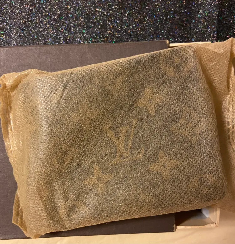 Louis Vuitton Men's Wallet image indicator(8)