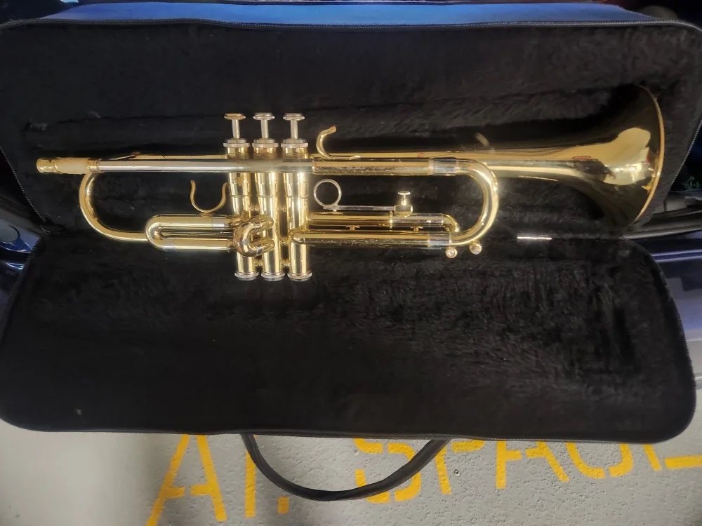 Trumpet with Case, beginner,  high school band thumbnail