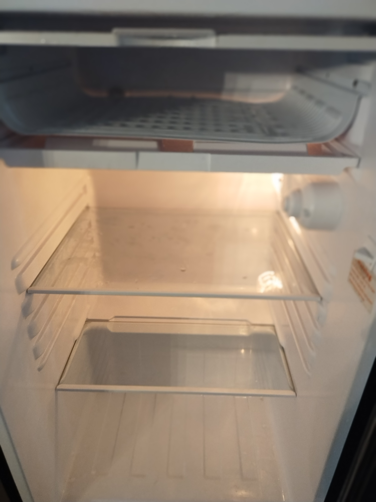 Avanti Mini Fridge 19x19x32 comes with free 32 in TV - photo 2