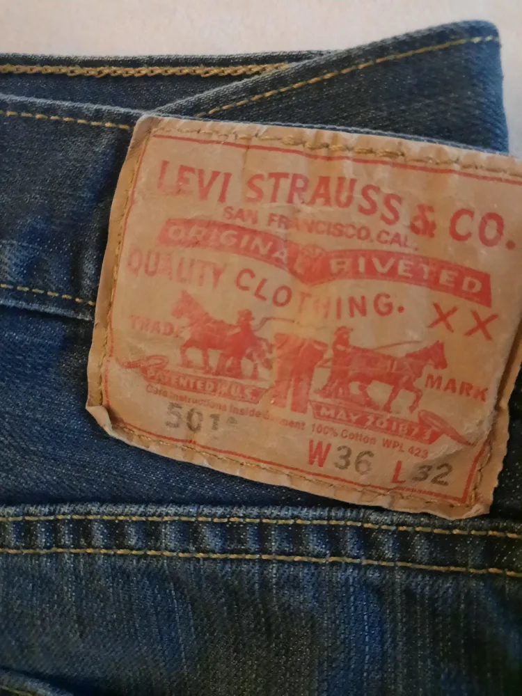 Authentic Levi's 501 mens size 36 x 32 image indicator(4)