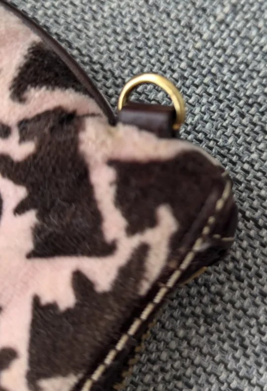 Juicy Couture pink velvet pouch image indicator(5)