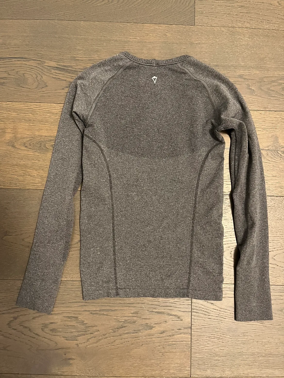Ivivva by Lululemon gray fly tech LS top 8 new image indicator(3)