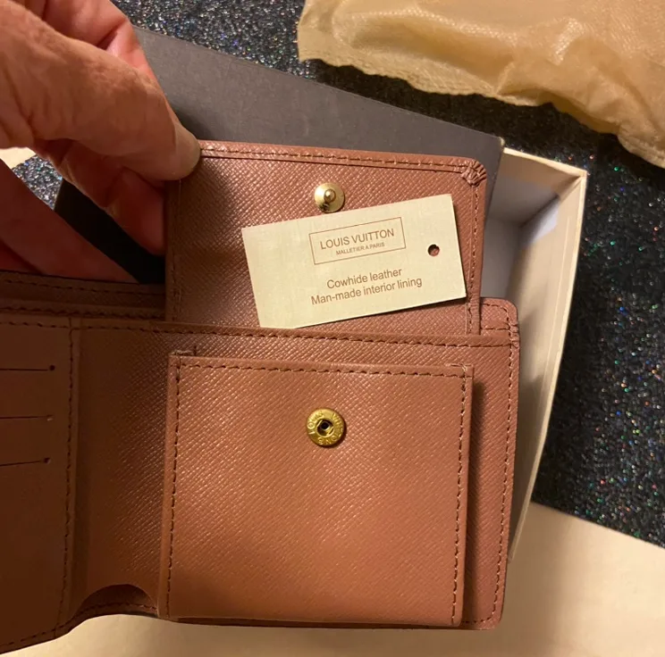 Louis Vuitton Men's Wallet image indicator(7)