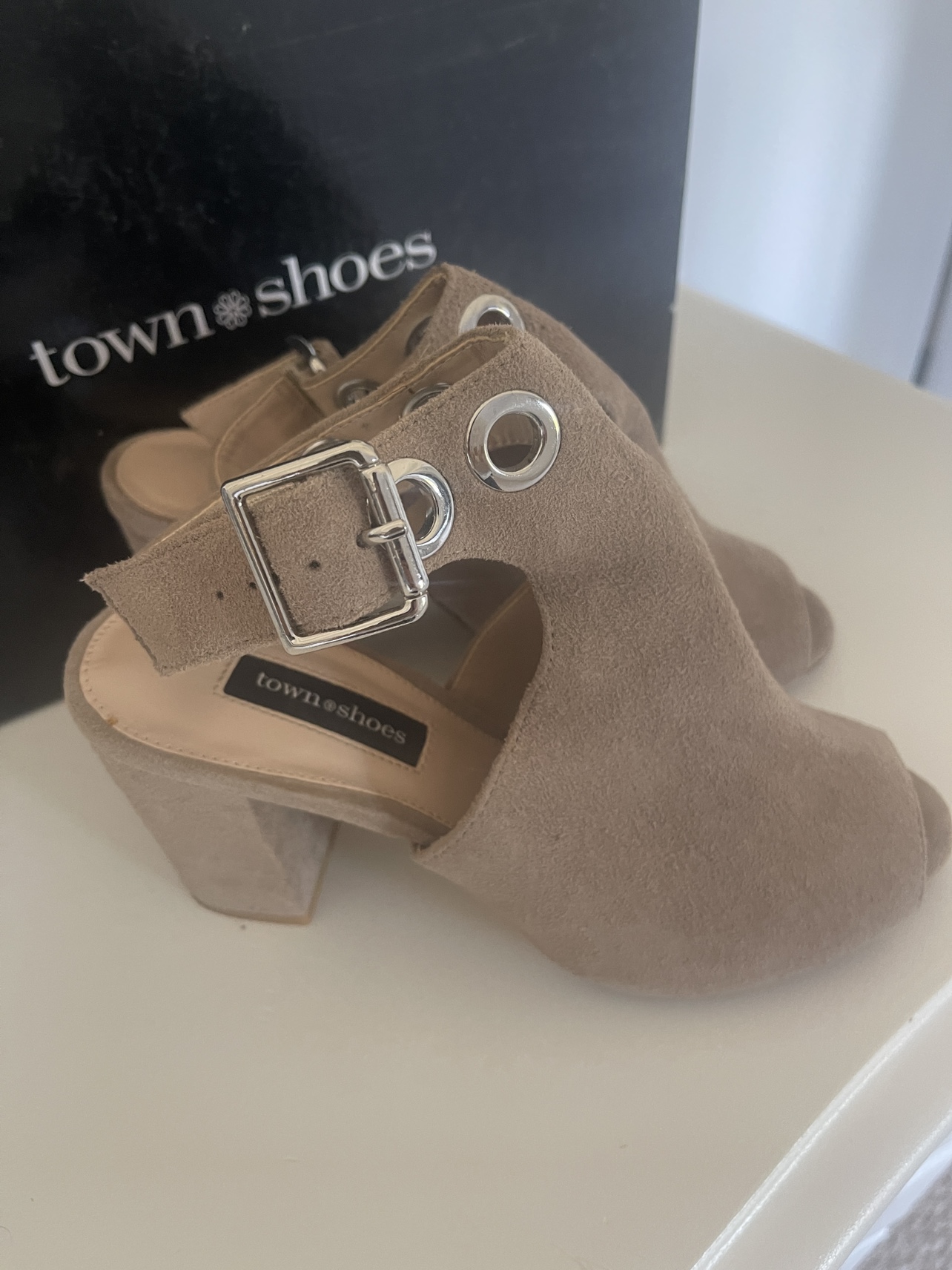 Town Shoes Beige Suede Heels - photo 3