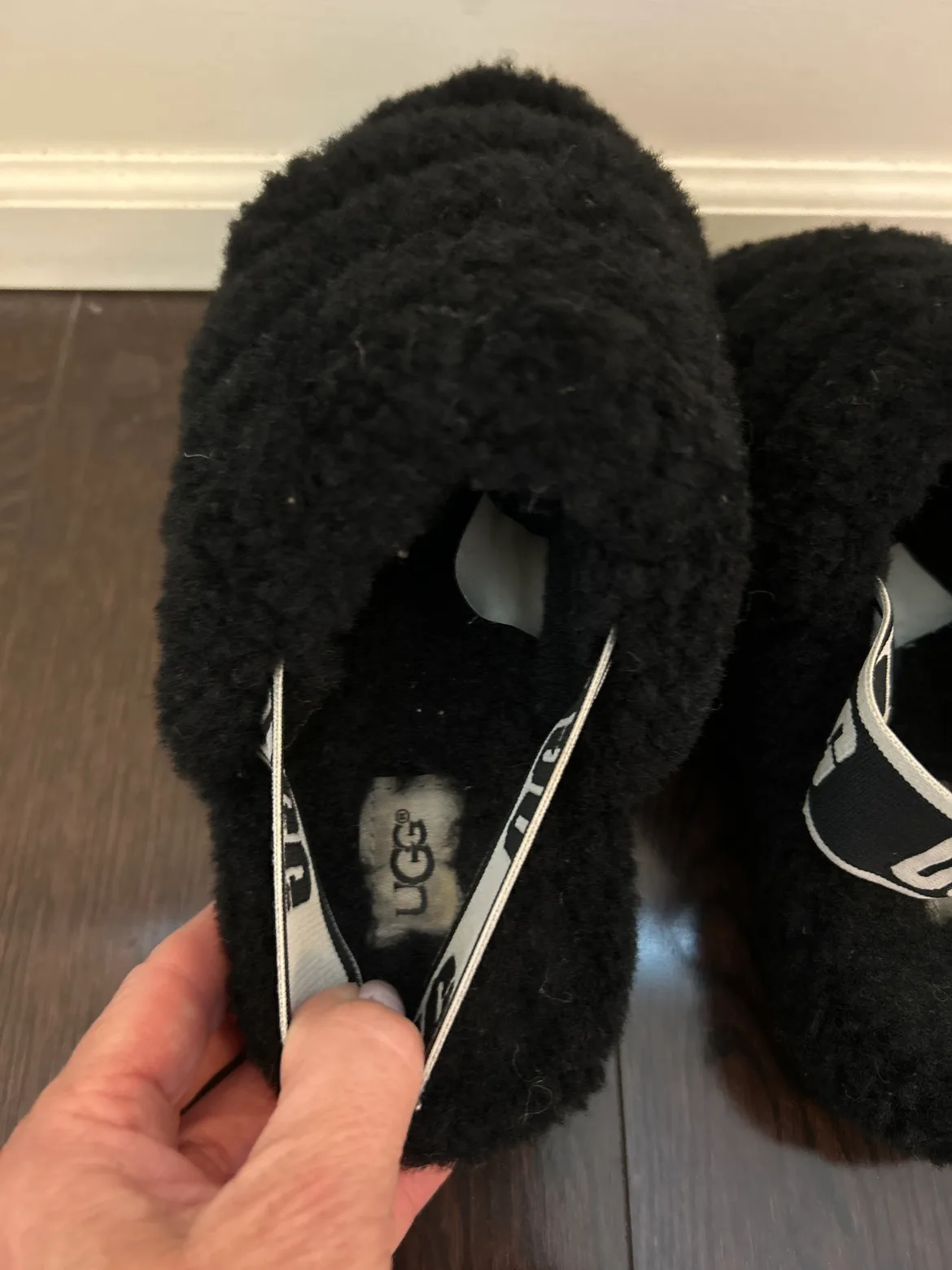 UGG Black Fluffy Slides image indicator(3)