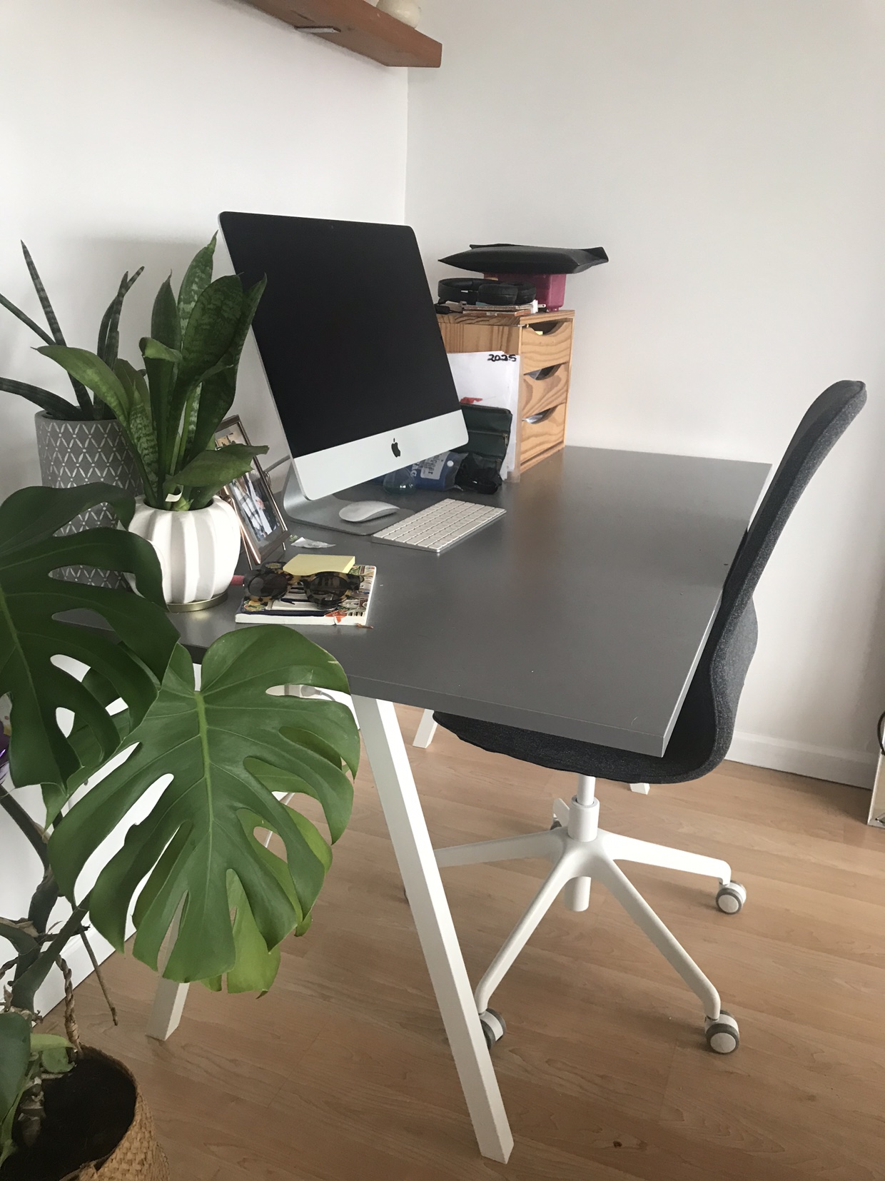Perfect condition ikea Trotten Grey Desk with White Legs - photo 3