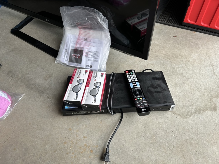 55’ 3D TV complete with player and glasses - photo 3
