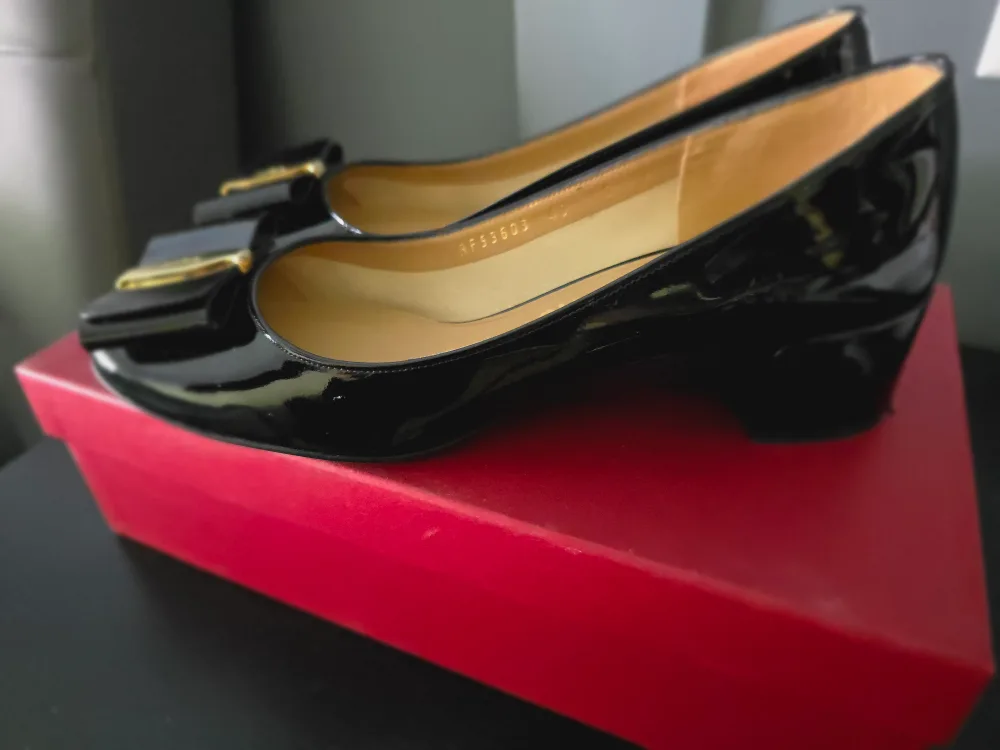 NEW Salvatore Ferragamo Black Patent Leather Pumps, Size 9 image indicator(5)
