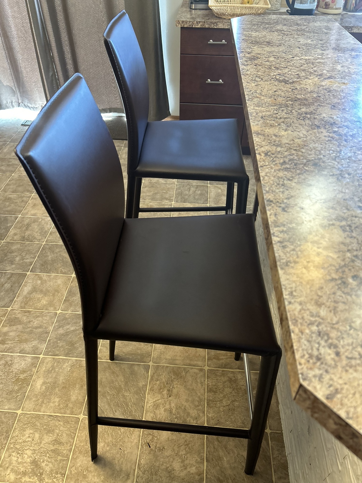 2 bar stools