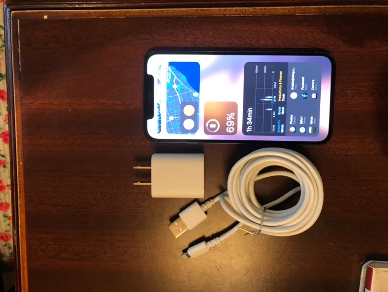 Great condition IPhone 12 64 GB thumbnail