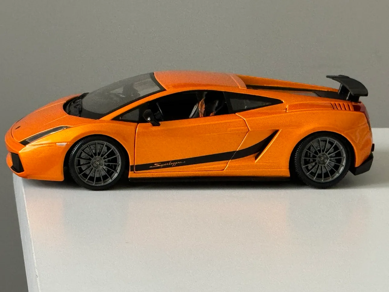Lamborghini LP 640 1:18 Scale Die Cast Model image indicator(3)