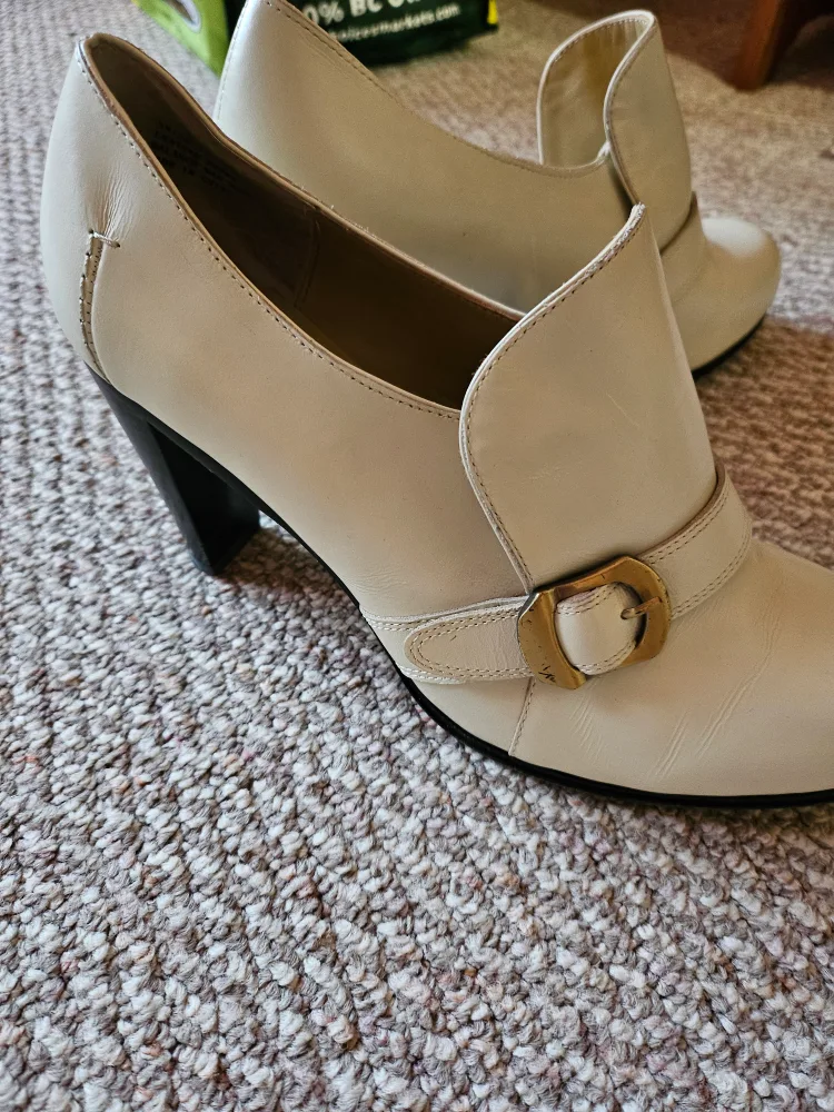 BCBG Heels image indicator(2)