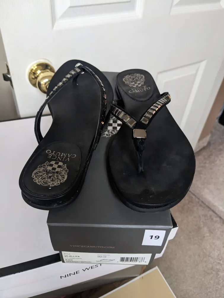 Vince Camuto Black Sandals image indicator(2)