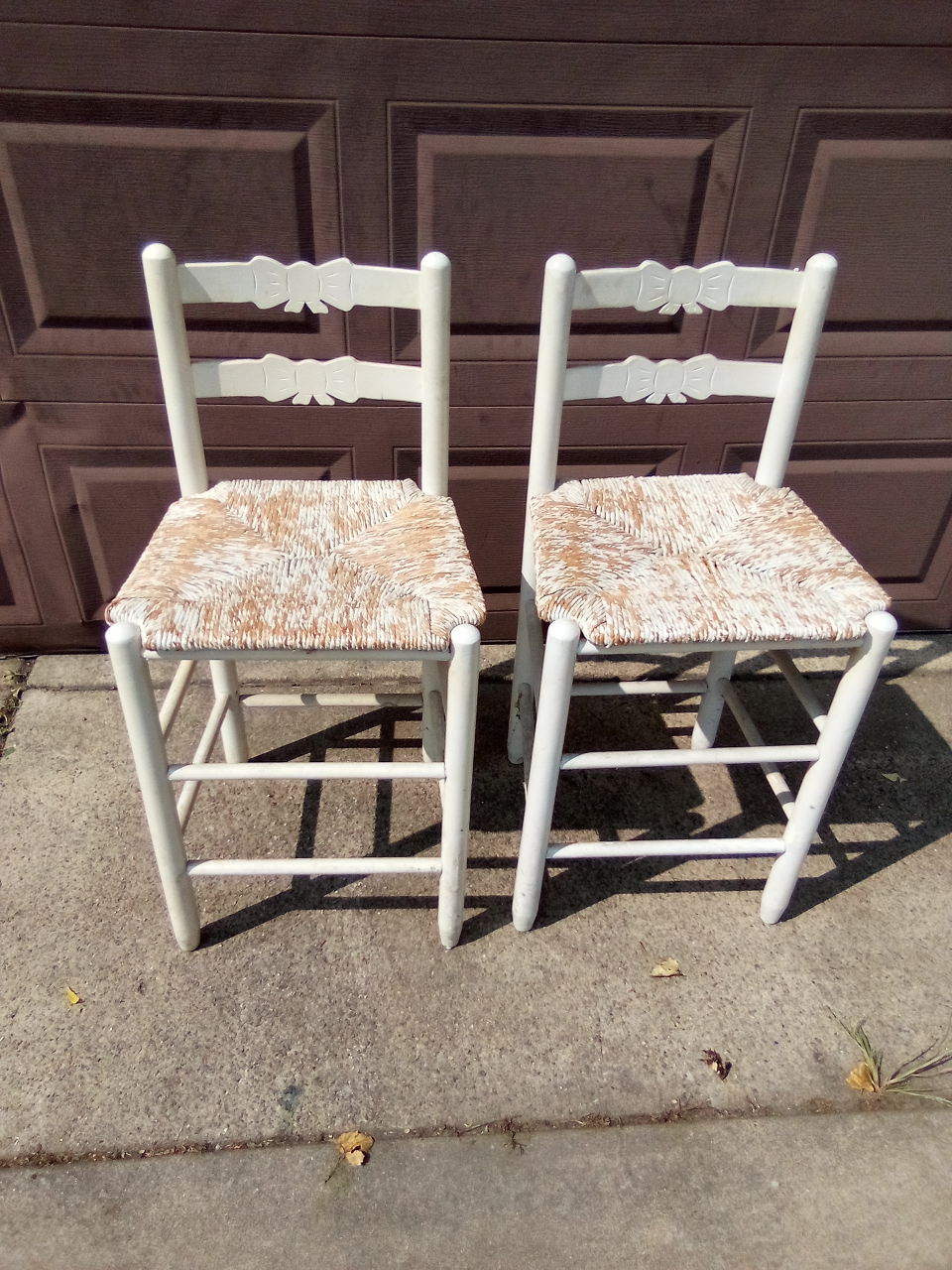 White Wooden Chairs with Bow Back - photo 2