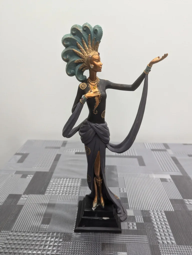 Elegant Figurine thumbnail
