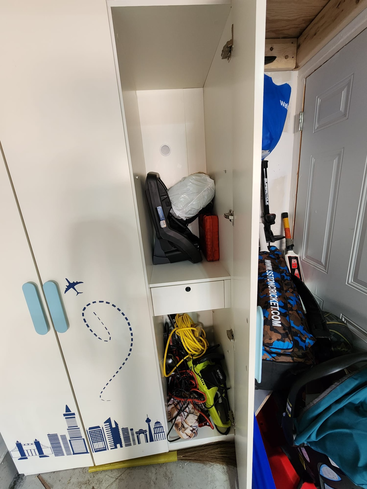 Off-white wardrobe (3-door) - photo 2