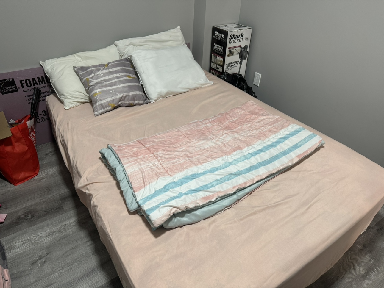 Double Bed 1.35x190m + mattress and pillows and Blanket