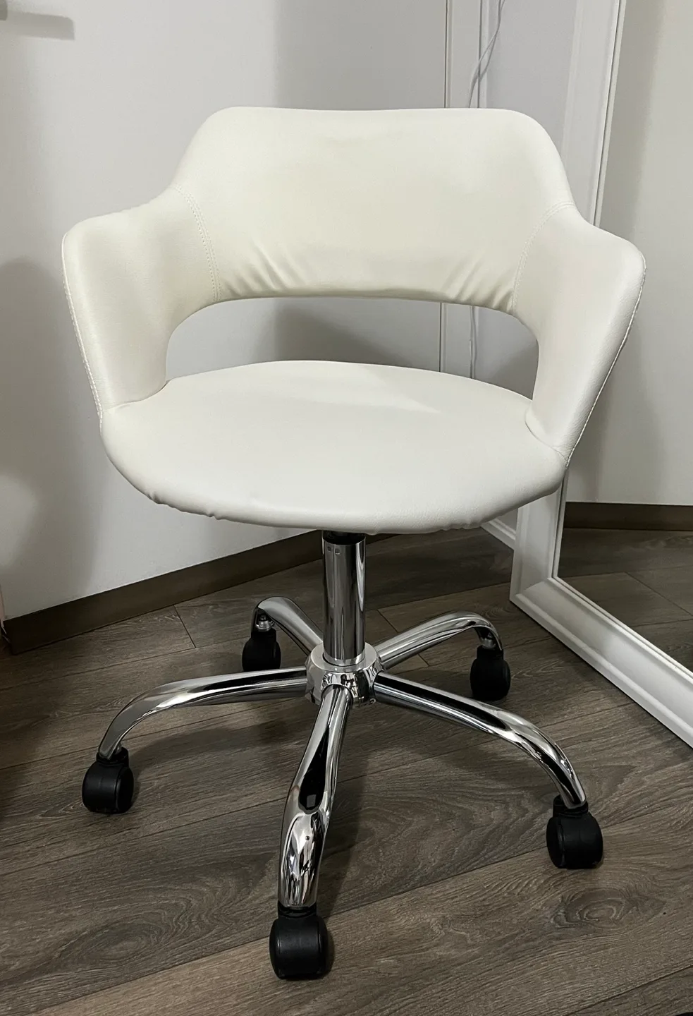 White Swivel Office Chair thumbnail