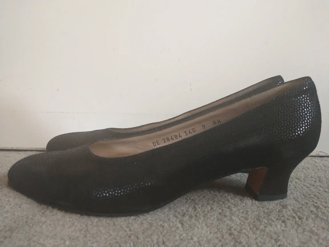 Salvatore Ferragamo Black Leather Heels/Pumps (size 9) image indicator(2)