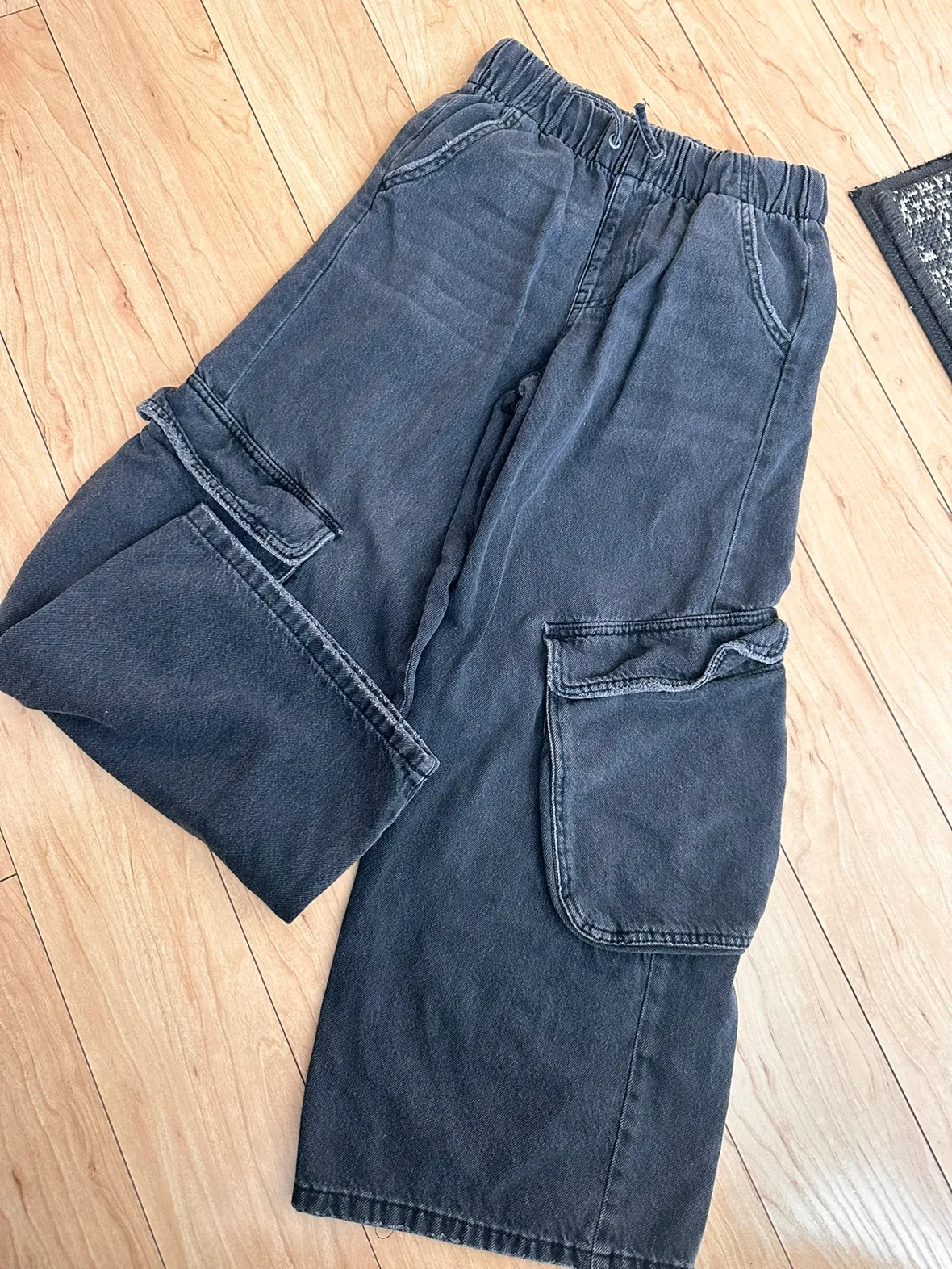 Girls' fashion, cargo jeans thumbnail