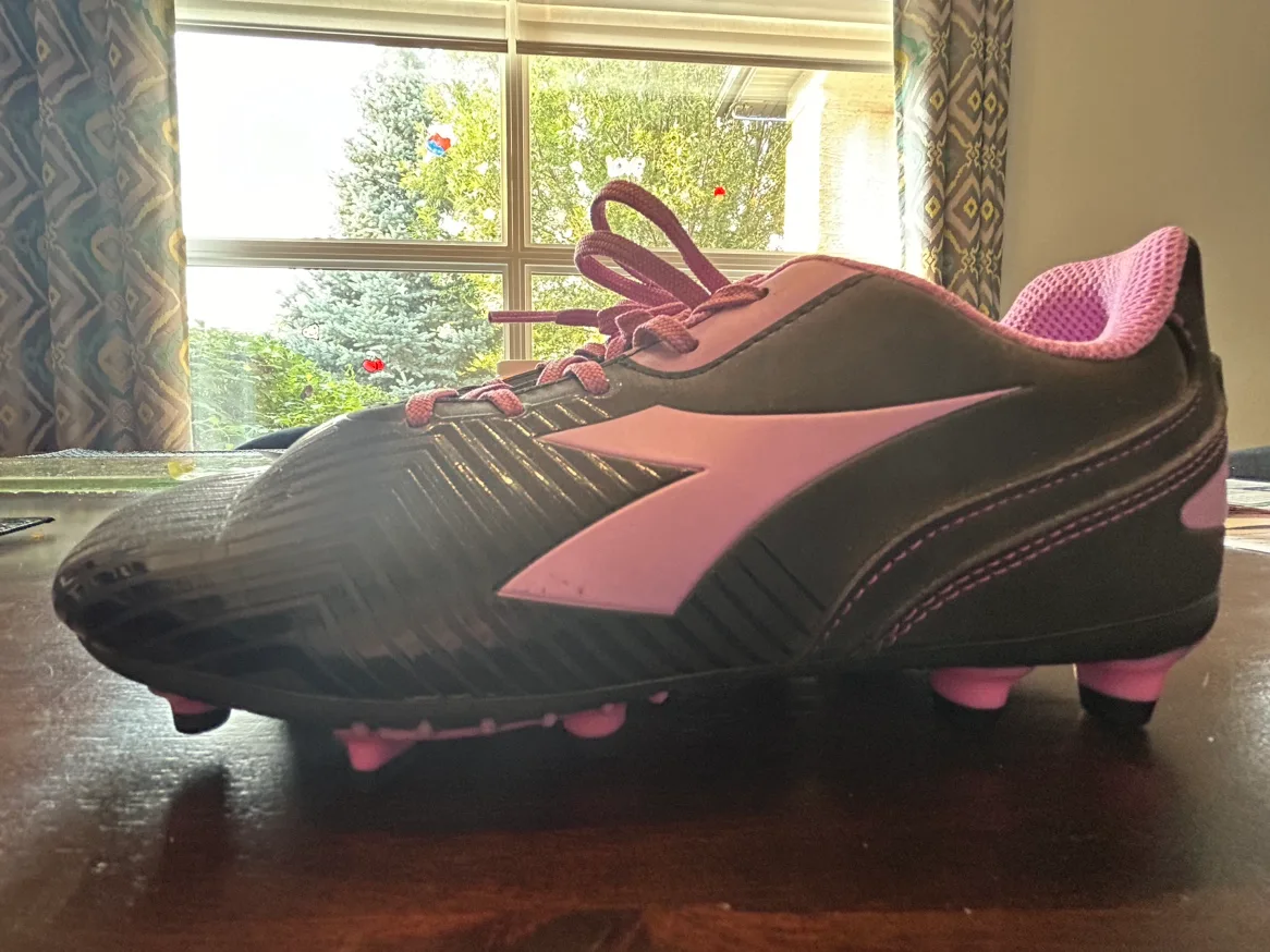 Soccer Cleats Girls/Womens Size 5 thumbnail