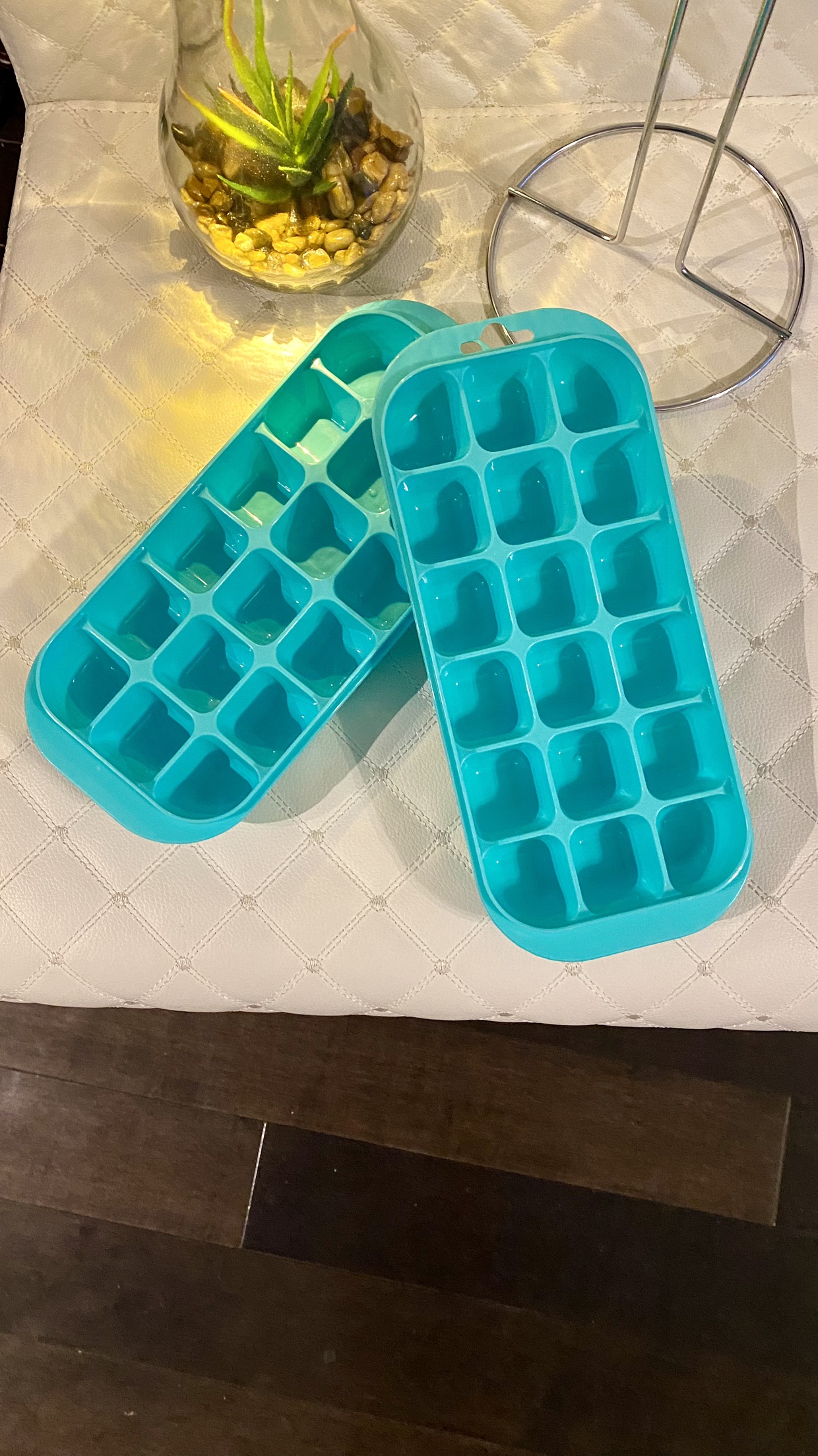 Ice Cube Trays + decor lamp + paper towel holder #freecycle - photo 4