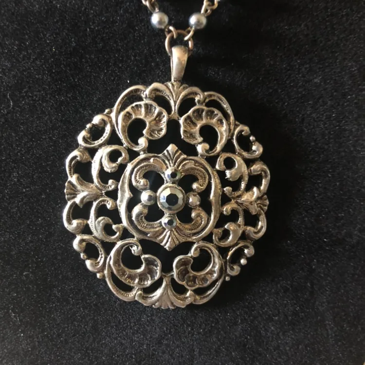 Medallion Necklace image indicator(3)
