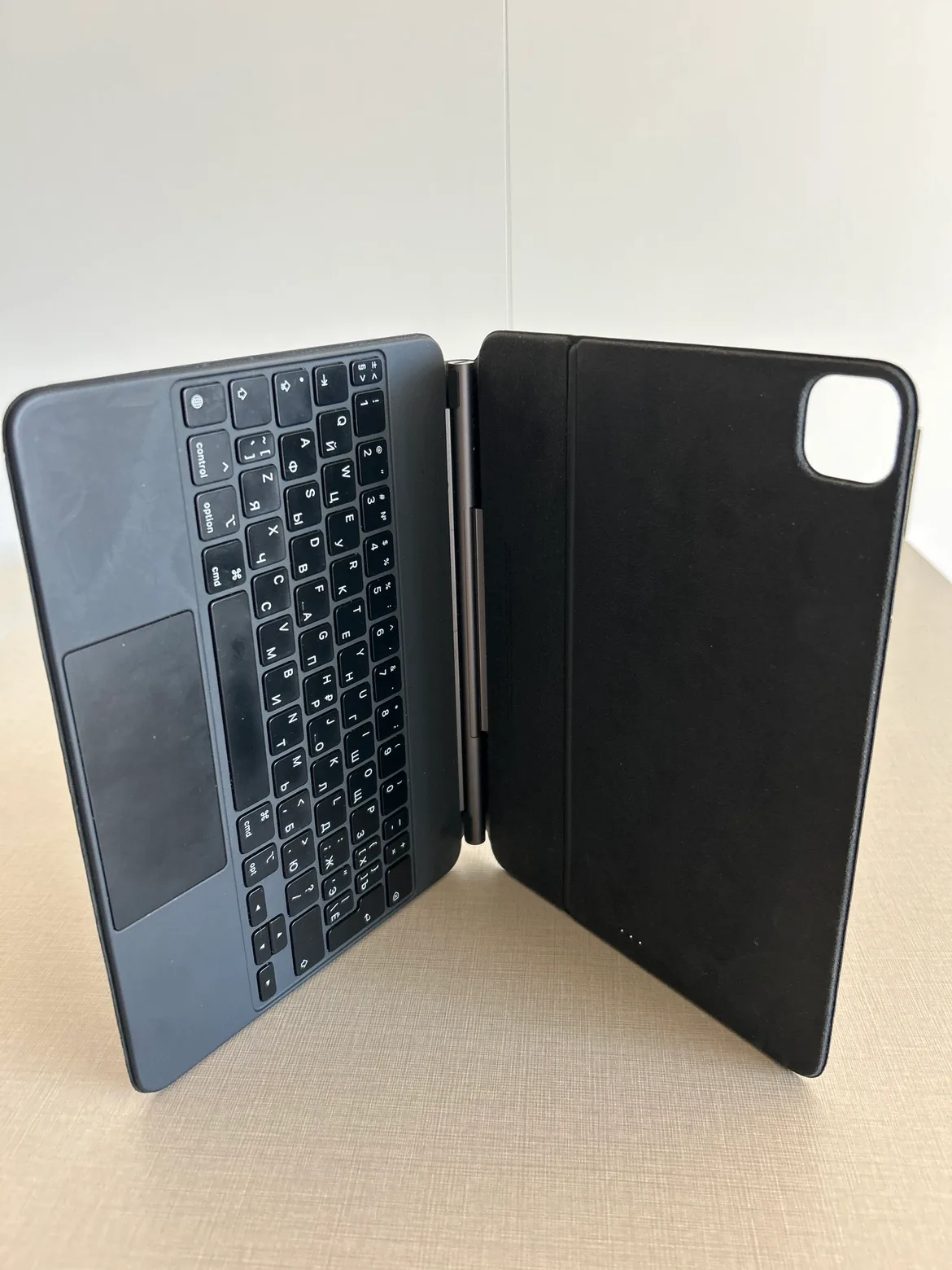 Magic keyboard for iPad Pro + charger cable image indicator(2)