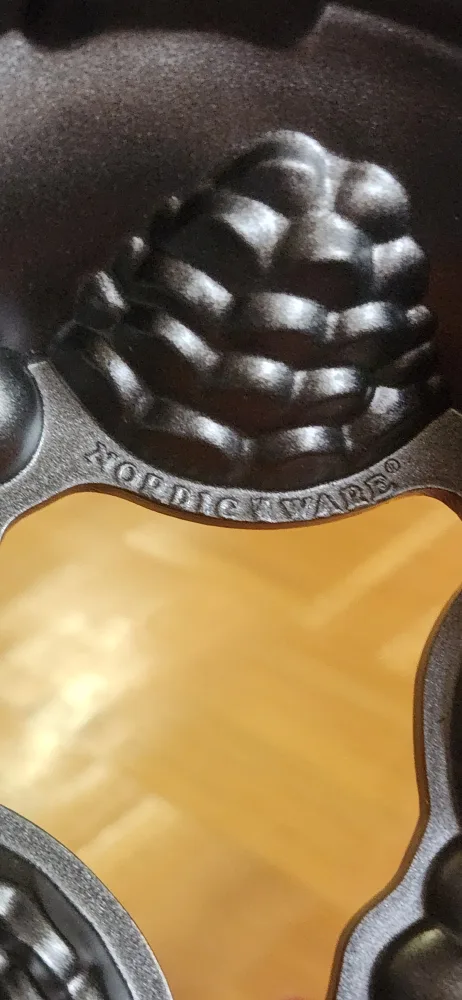 Williams-Sonoma Wreath Bundt Cake Pan image indicator(7)