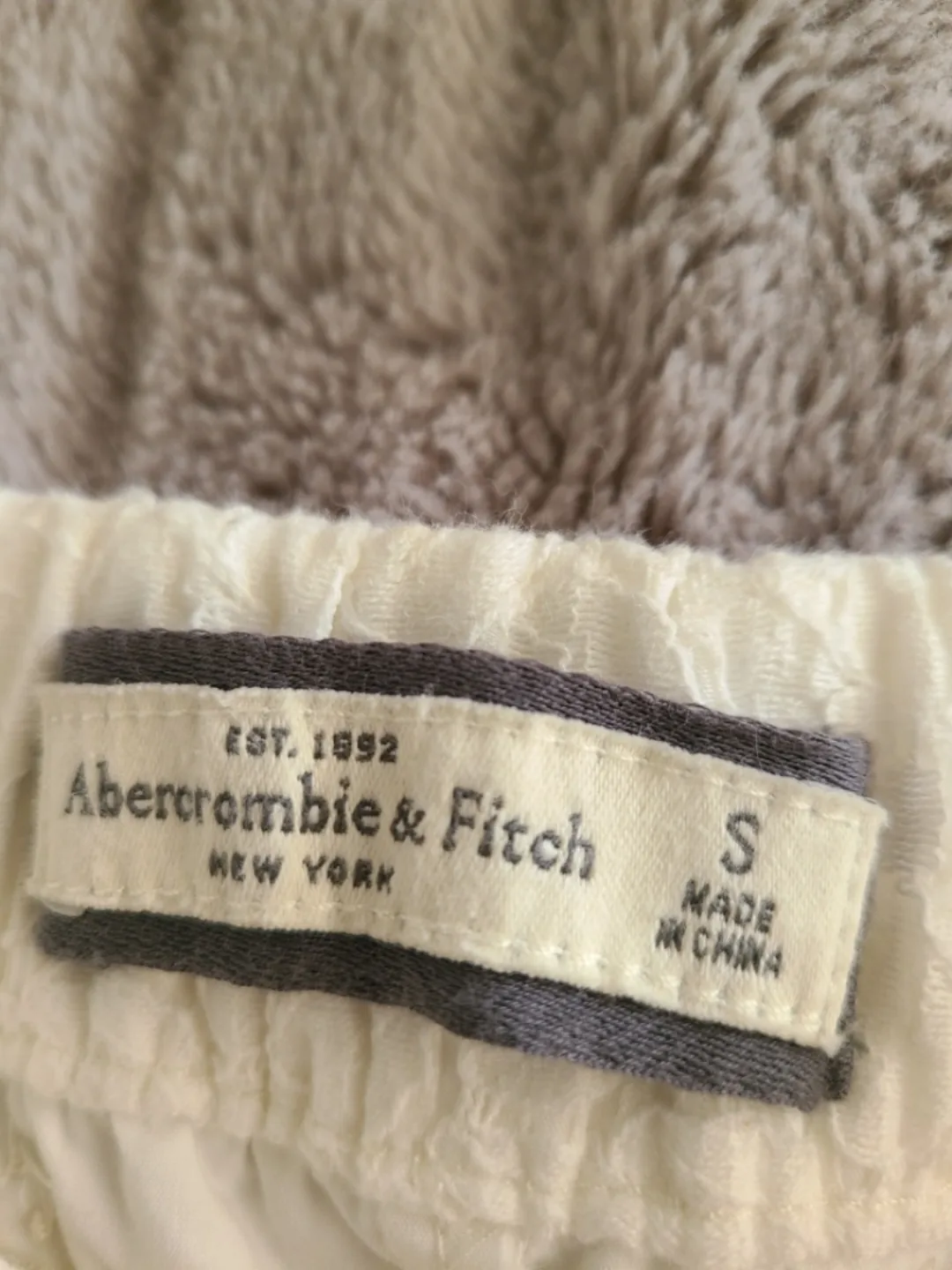 Abercrombie & Fitch White Lace Shorts - Size Small image indicator(2)