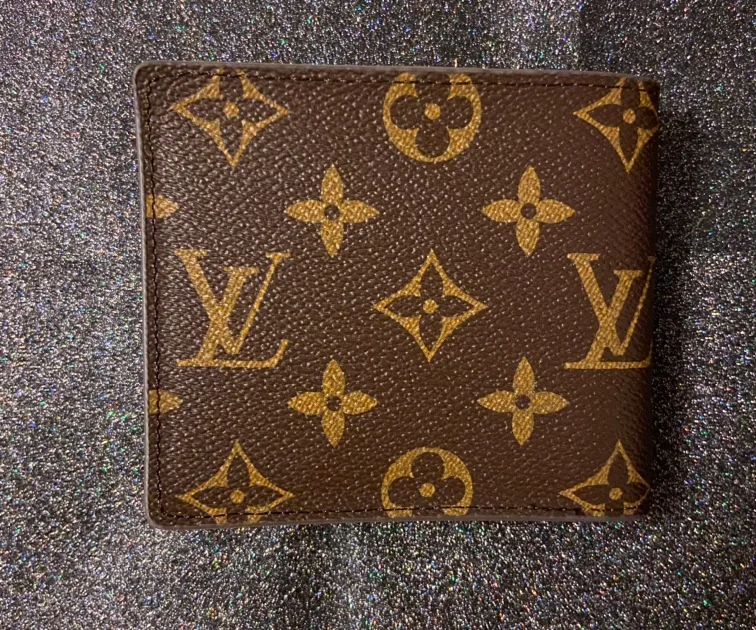 Louis Vuitton Men's Wallet image indicator(3)