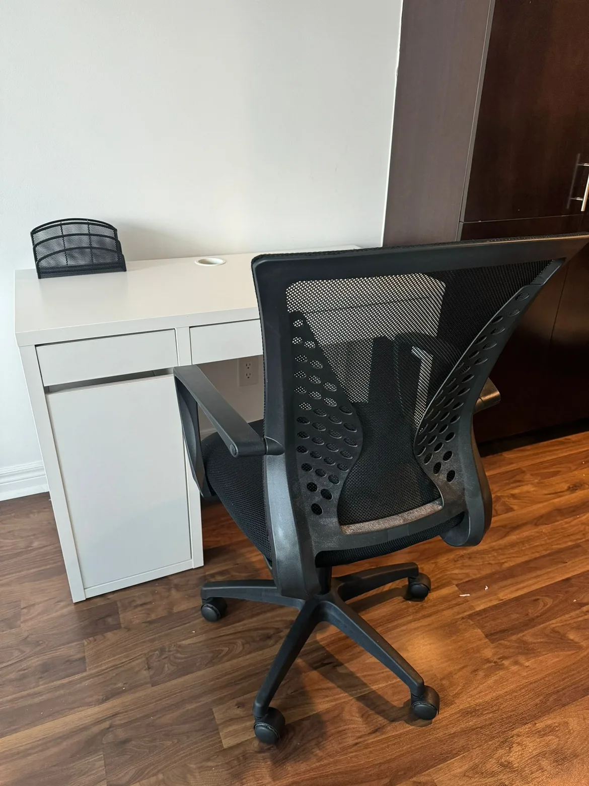 IKEA Micke White Desk with chair image indicator(3)