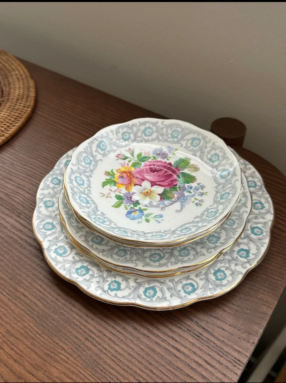 Vintage Royal Albert Bone China England saucers & plates set image indicator(3)