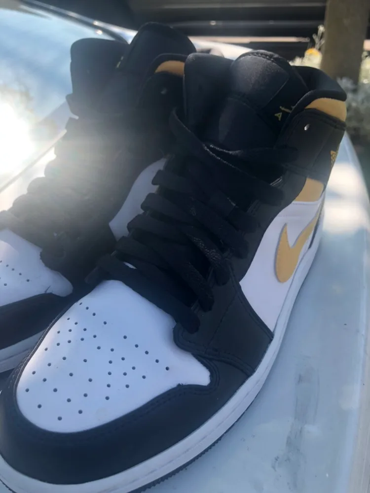 Air Jordan 1 Mid size 9.5 image indicator(3)