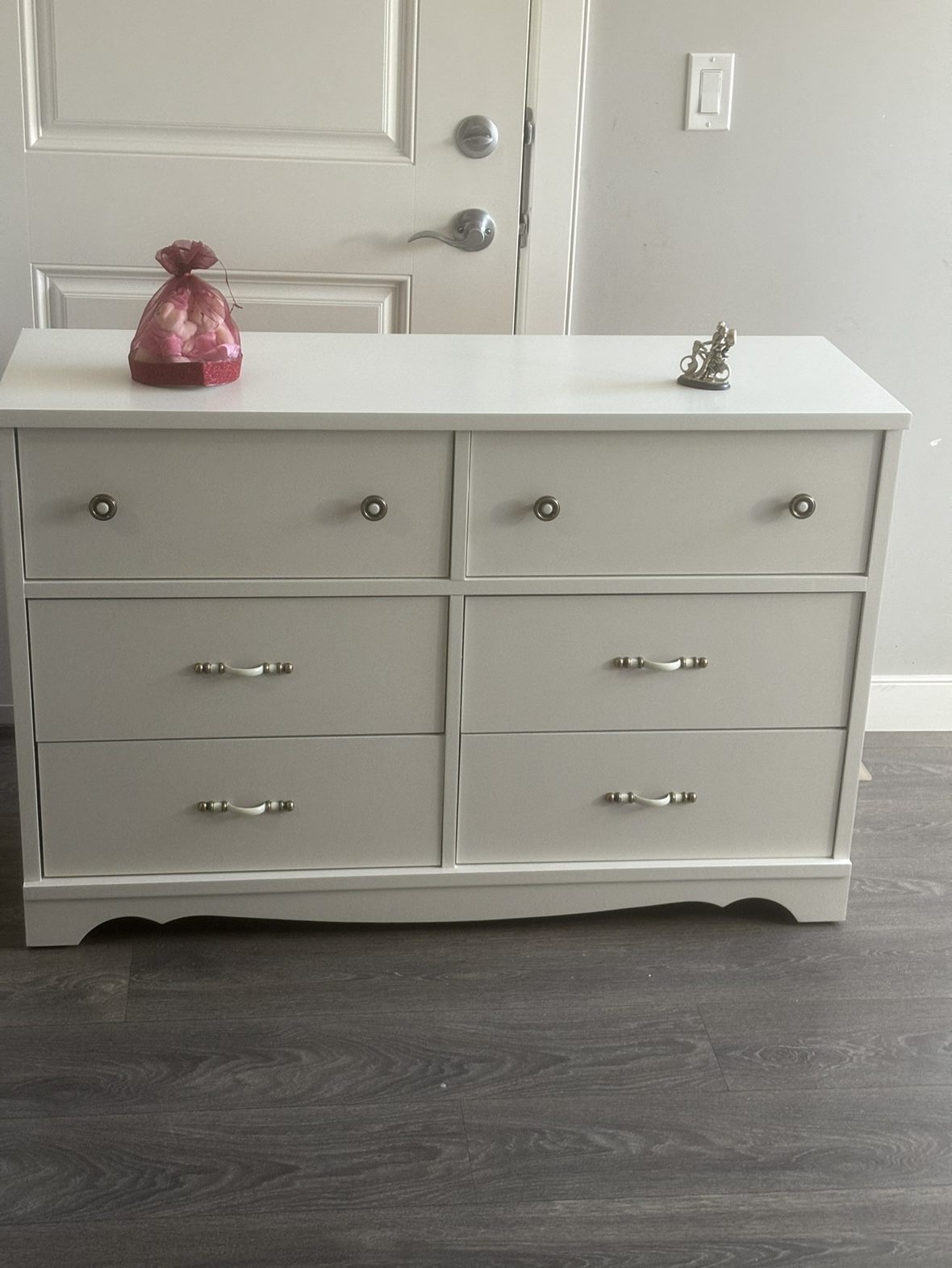 White 6-Drawer Dresser
