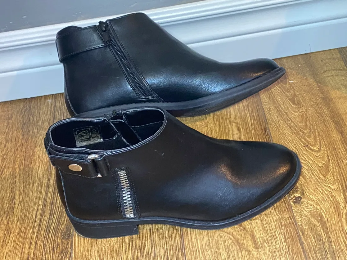 Joe Fresh Black Ankle Boots image indicator(4)