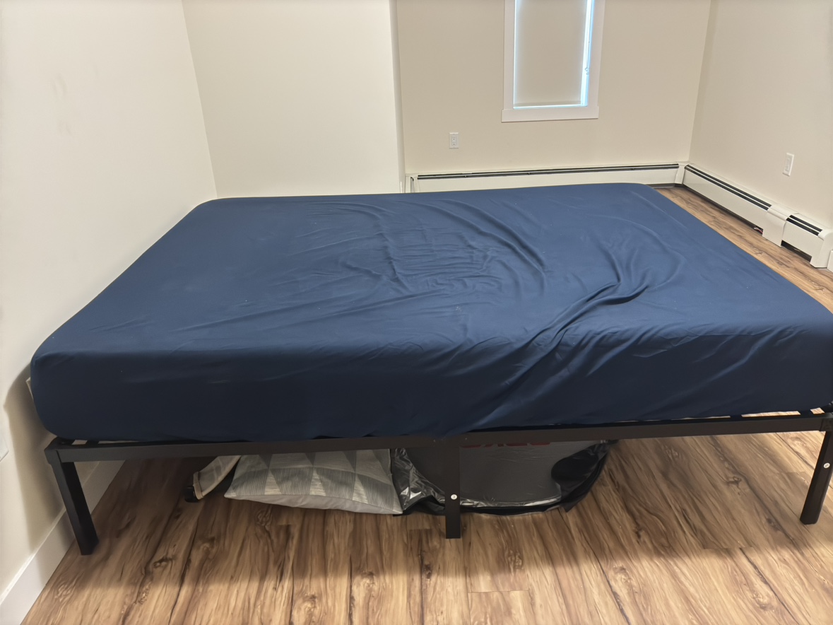 Queen size mattress with metal bed frame - photo 3